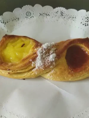 Factura Argentina con mermelada y crema pastelera